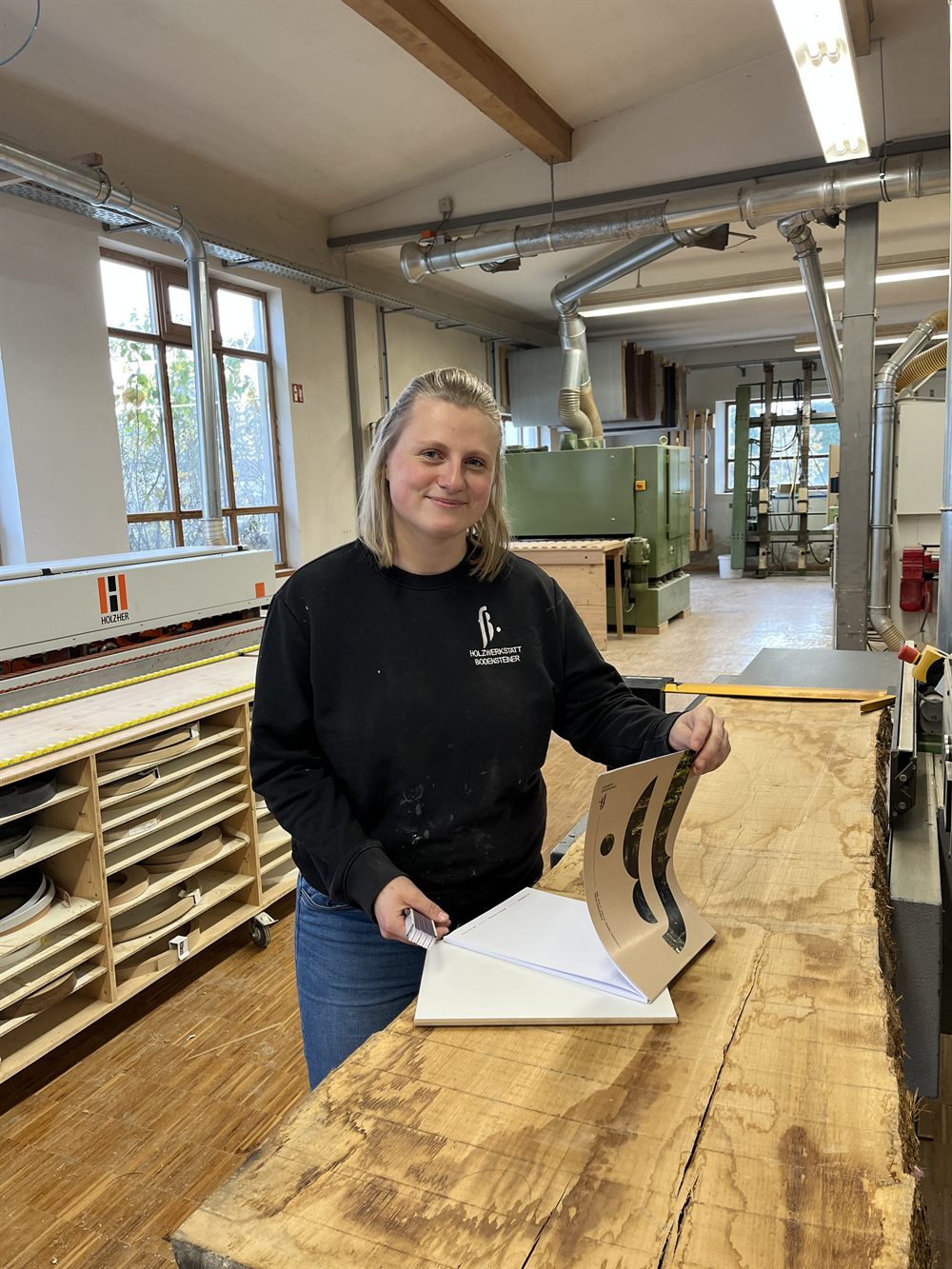 Anna Stern in der Werkstatt der Holzwerkstatt Bodensteiner