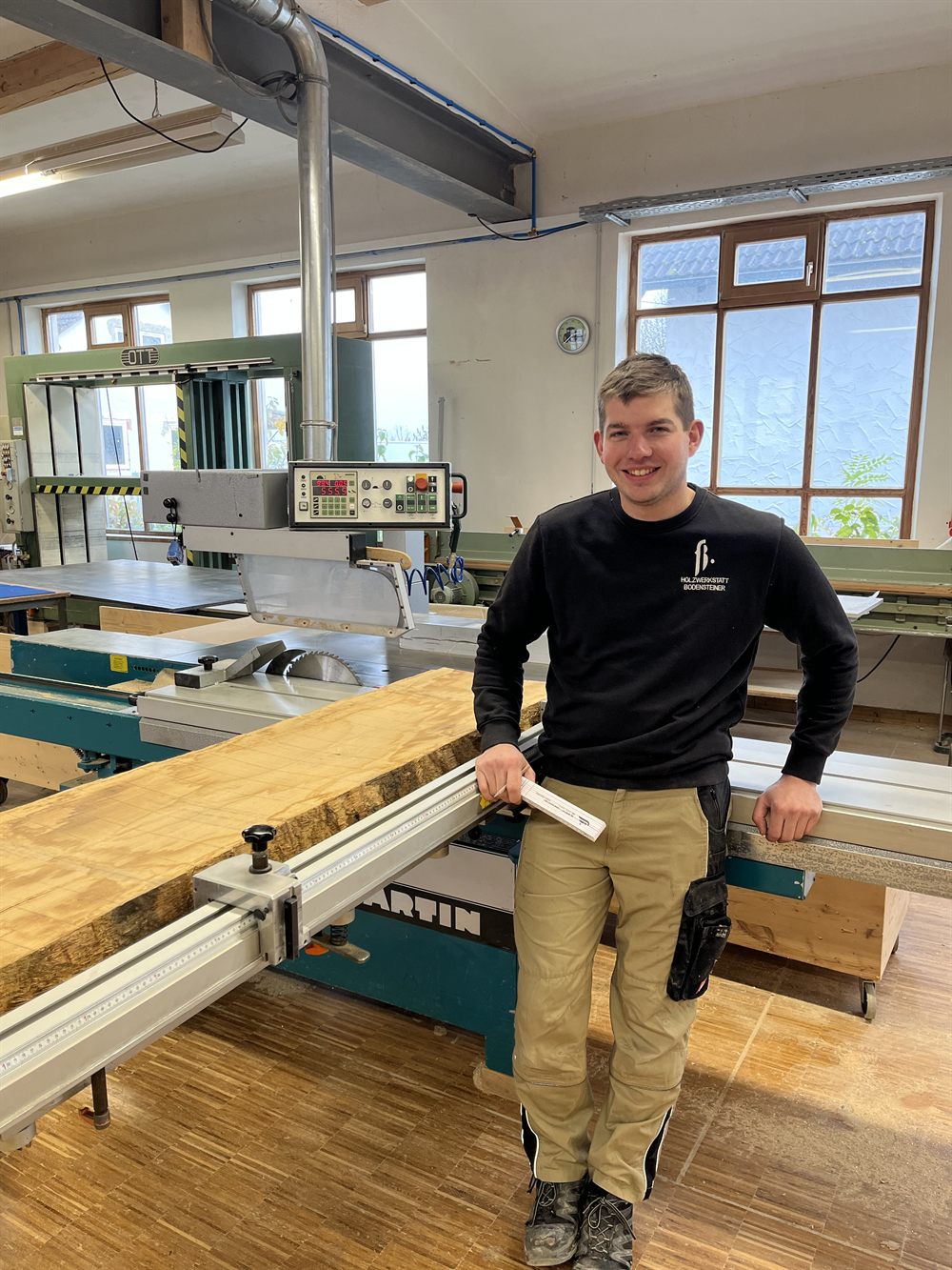 Florian Bodensteiner in der Werkstatt an der Formatkreissäge