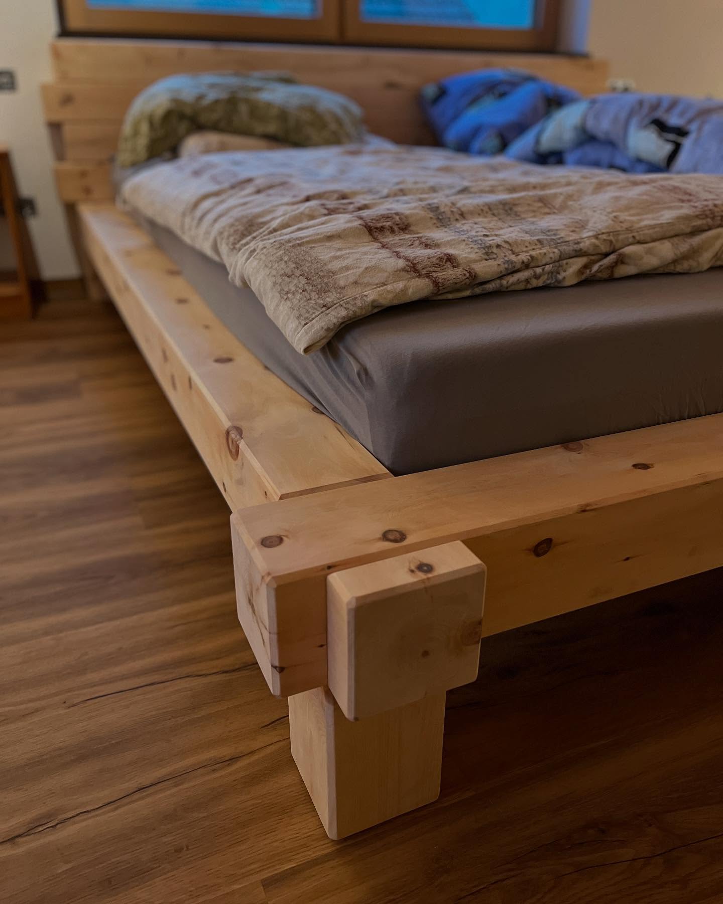 Bett aus Zirbenholz