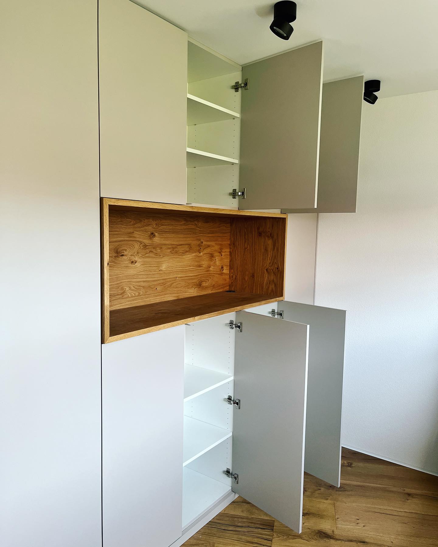 Einbauschrank aus Eiche in einer Nische