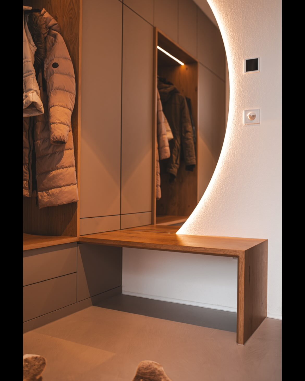 Garderobe aus Eiche mit integrierter Sitzbank