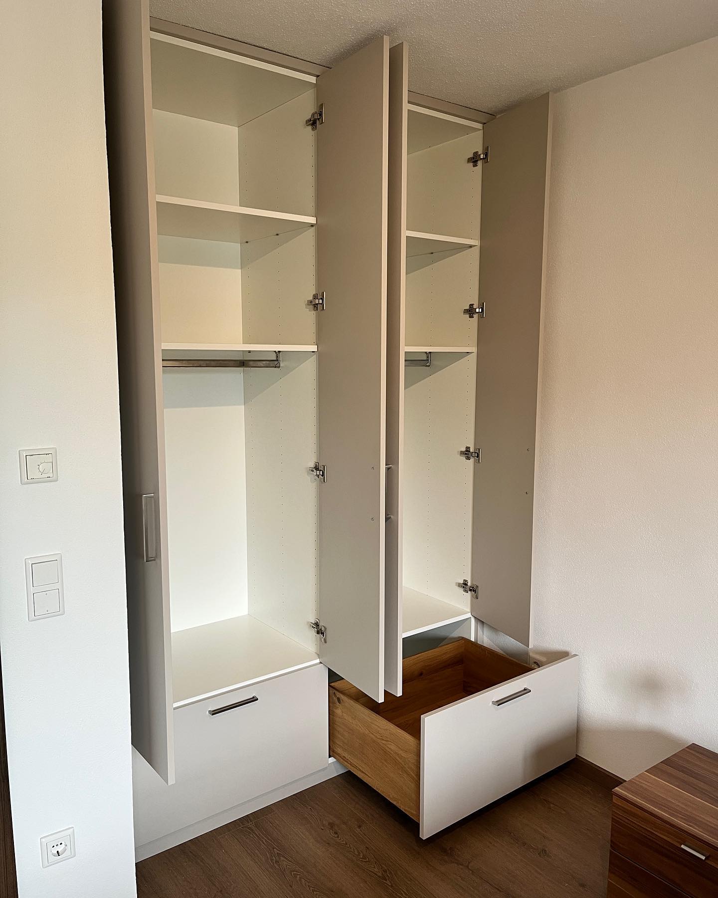 Offener Kleiderschrank aus Eiche