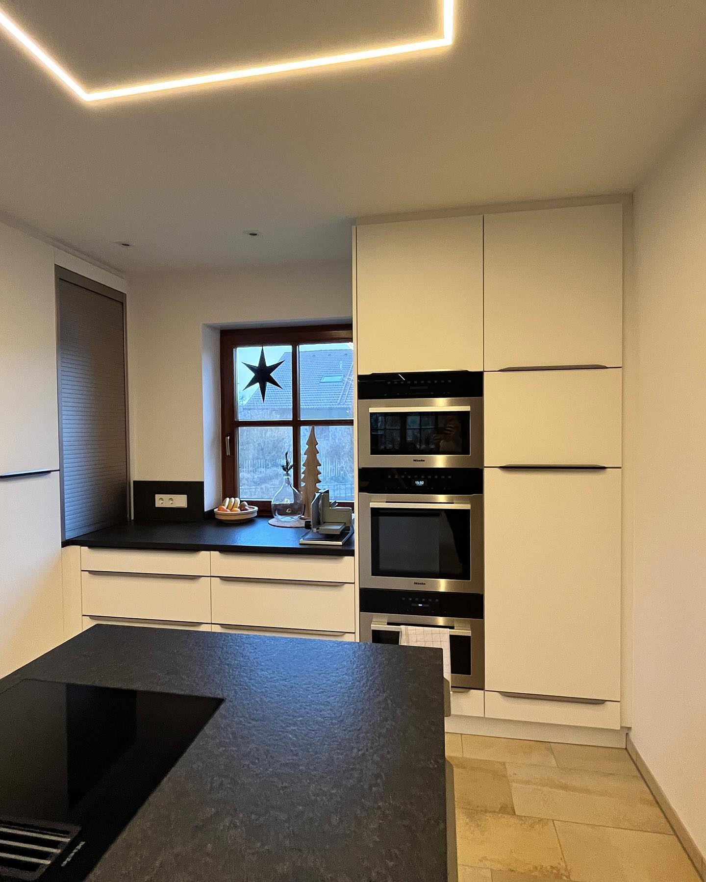 Küche in Weiß mit Granit-Arbeitsplatte