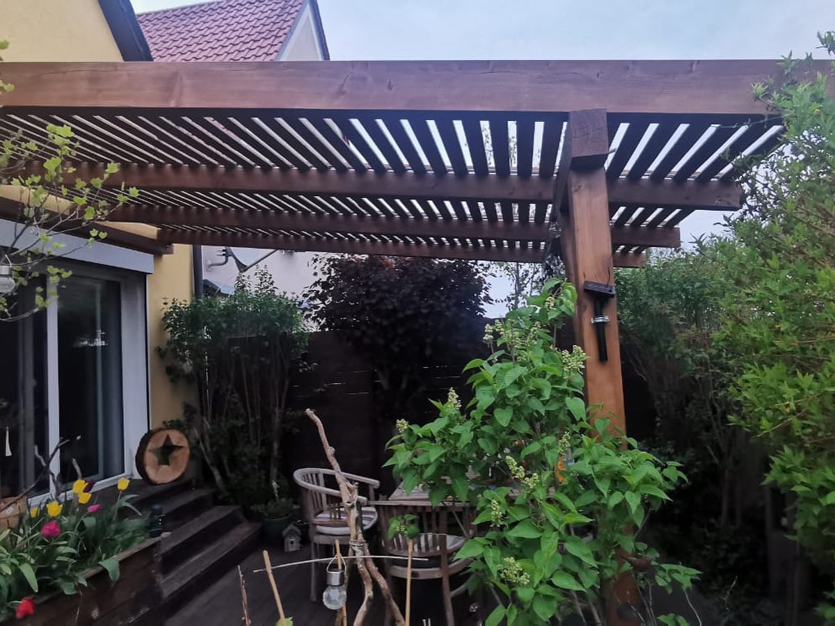 Pergola aus Holz auf einer Terrasse