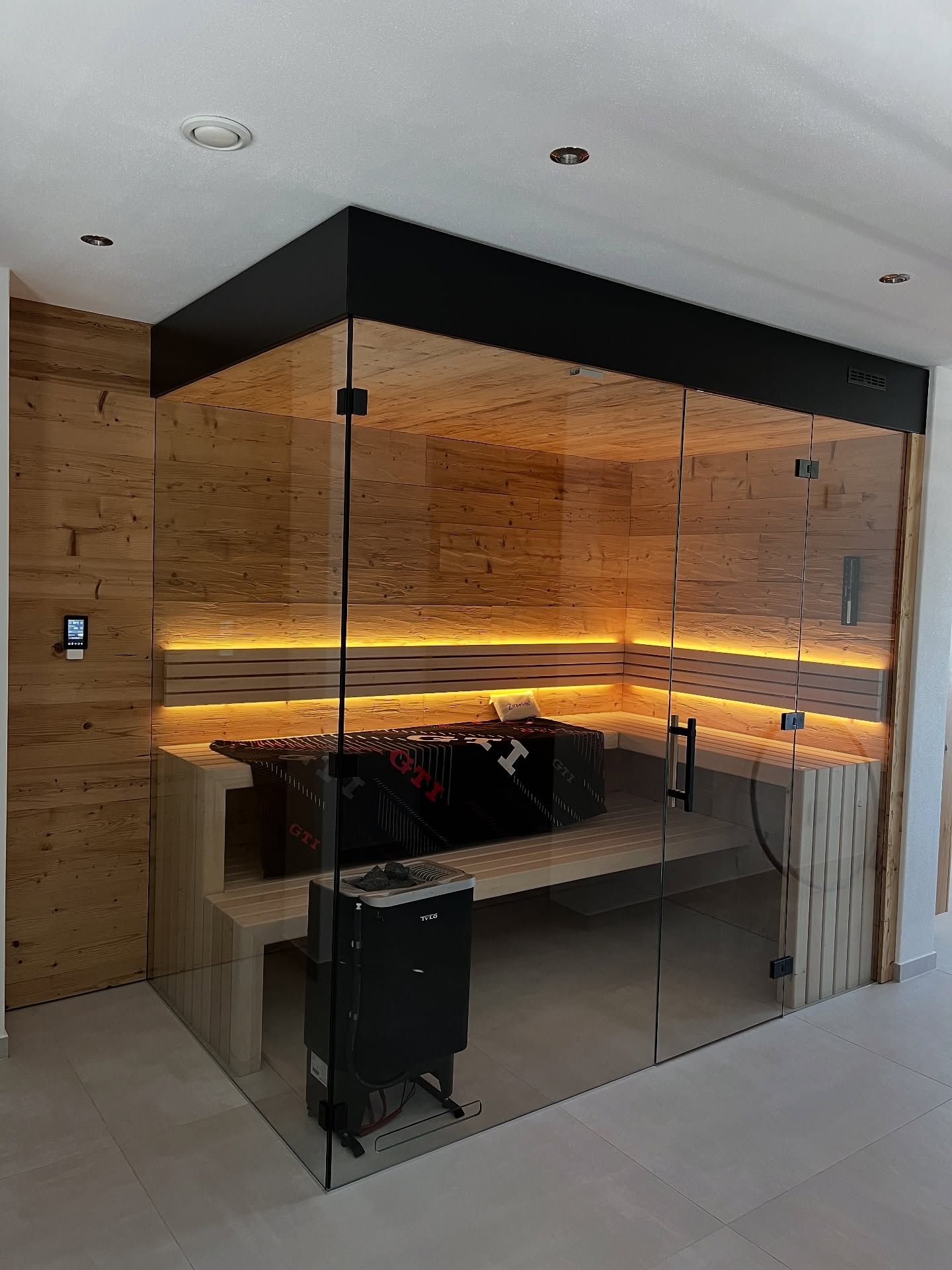 Sauna aus Altholz mit Glasfront