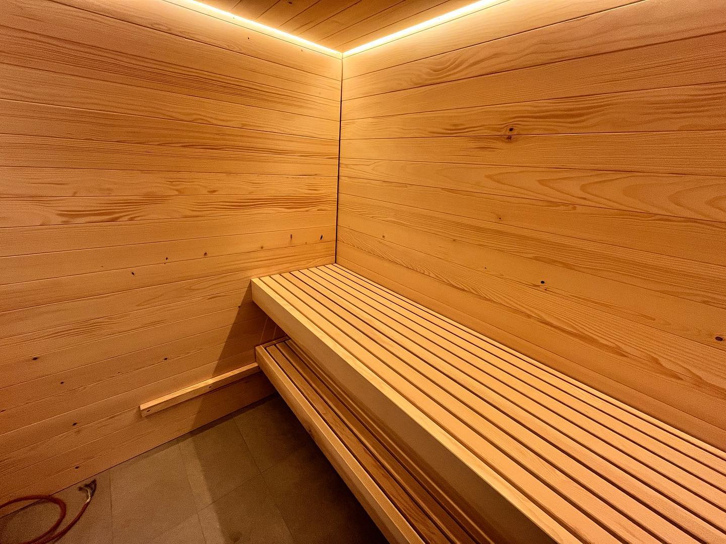 Sauna-Innenraum mit Holzbank