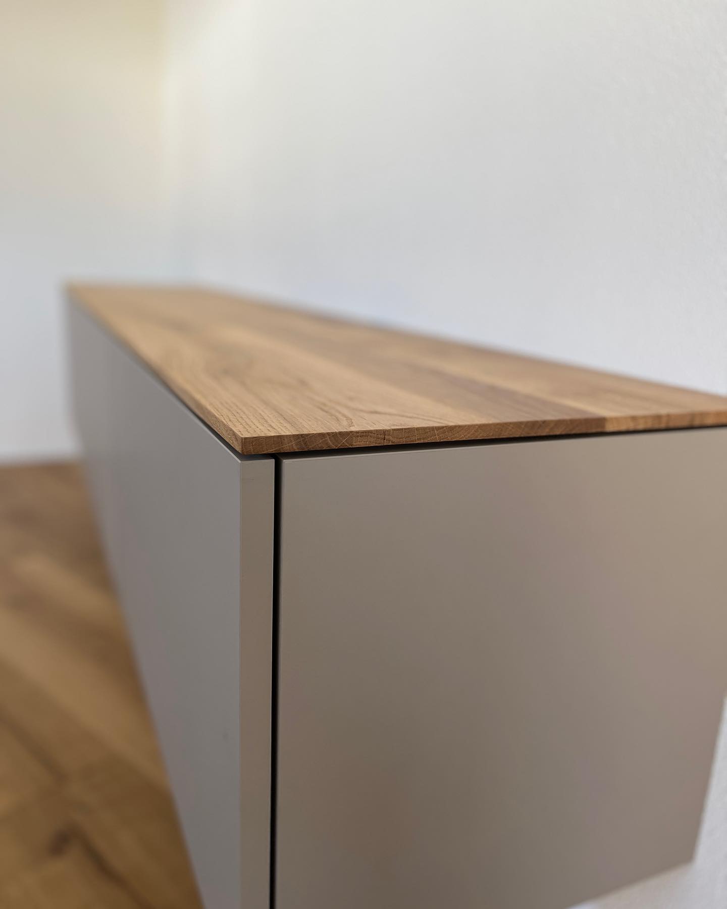 Sideboard aus Eiche, grau abgesetzt