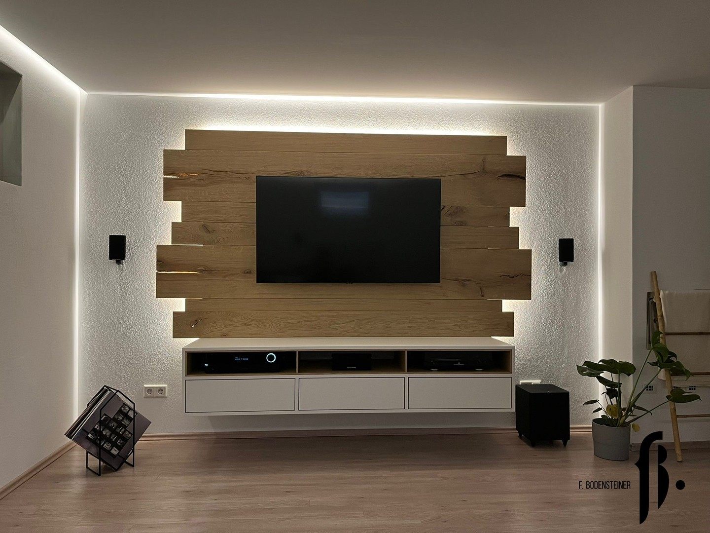 TV-Wand aus Eiche mit indirekter LED-Beleuchtung